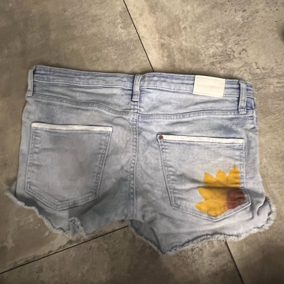 LIGHTWASH JEAN SHORTS WITH FLOWER DRAWING ON BACK KIDS SIZE 13-14YEAR OLDS - Picture 2 of 3